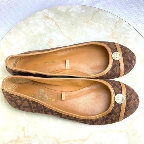 Tommy Hilfiger Shoes Womens Sz 7 Brown Monogram Gold Accent Casual Ballet Flats - Picture 7 of 10